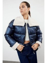 Trendyol Kurtka zimowa w kolorze granatowym rozmiar: L. Niebieskie kurtki damskie Trendyol, na zimę, l, bez wzorów, z puchu, bez kaptura. Za 205.45 zł.