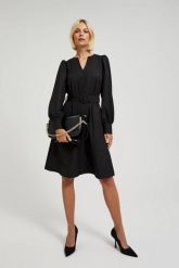 Elegancka torebka z łańcuchem czarna. Czarne torebki klasyczne damskie MOODO, bez wzorów, z poliesteru, bez dodatków. W wyprzedaży za 59.99 zł.