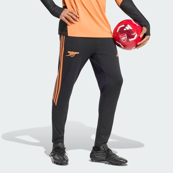 Spodnie treningowe Arsenal FC 26/27 Tiro. Czarne spodnie materiałowe męskie Adidas, bez wzorów, z dzianiny, klasyczne, z standardowym stanem. Za 350.12 zł.