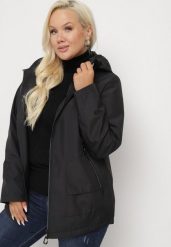 Czarna Kurtka Wiatrówka z Nieodpinanym Kapturem i Ściągaczami Mevaria. Czarne kurtki damskie Born2be, plus size, bez wzorów, z jeansu, z kapturem. Za 169.99 zł.
