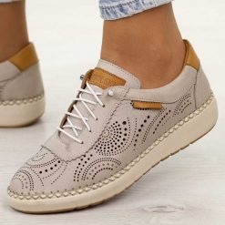 Szare ażurowane skórzane półbuty damskie T.Sokolski 1860. Szare półbuty damskie Sokolski, bez wzorów, z jeansu, klasyczne, z okrągłym noskiem, bez obcasa, na płaskiej podeszwie. Za 319.00 zł.