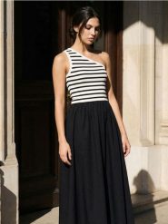 Sukienka na jedno ramię z kieszeniami z łączonych materiałów - czarny. Czarne sukienki damskie Sinsay, l, bez wzorów, z materiału, bez kołnierzyka, bez ramiączek. Za 49.99 zł.