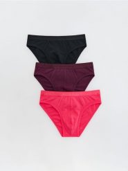 Slipy 3 pack - intensywny róż. Czerwone slipki męskie Reserved, bez wzorów. W wyprzedaży za 45.99 zł.