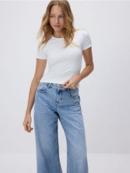 Gładki t-shirt regular fit - biały. Białe t-shirty damskie Reserved, l, bez wzorów, z dzianiny, bez kołnierzyka. Za 45.99 zł.