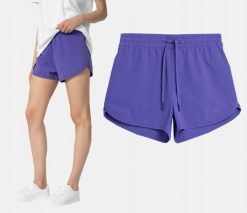 SPODENKI DAMSKIE 4F PLAŻOWE SZYBKOSCHNĄCE KĄPIELOWE KRÓTKIE KOLOR FIOLETOWY. Fioletowe spodenki sportowe damskie 4f, l, z materiału, do biegania. Za 111.08 zł.