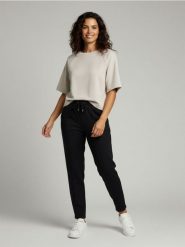 Spodnie cygaretki z dzianiny scuba - czarny. Czarne spodnie materiałowe damskie Sinsay, bez wzorów, z dzianiny. Za 49.99 zł.