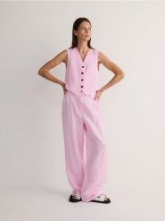 Garniturowa kamizelka z lnem - pastelowy róż. Czerwone kamizelki damskie Reserved, z wiskozy. W wyprzedaży za 79.99 zł.