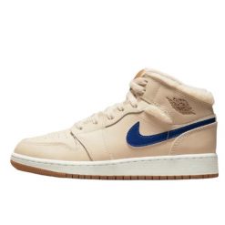 Buty do chodzenia dla dorosłych Air Jordan 1 Mid Fleece Pearl White. Niebieskie buty sportowe na co dzień damskie Jordan, bez wzorów, z gumy, trekkingowe. Za 685.35 zł.
