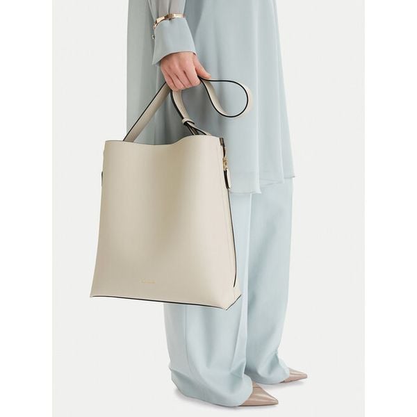 Torebka GINO ROSSI. Białe torebki klasyczne damskie Gino Rossi, bez wzorów, bez dodatków. Za 268.99 zł.