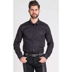 KOSZULA VERSACE JEANS. Czarne koszule męskie Versace Jeans, m, bez wzorów, z bawełny, bez kołnierzyka, bez ramiączek. Za 383.40 zł.