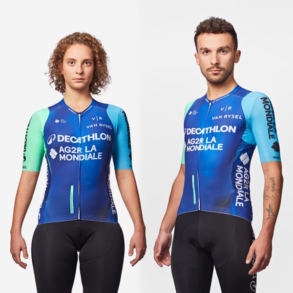 Koszulka rowerowa Van Rysel Replica Decathlon AG2R La Mondiale Team. T-shirty sportowe męskie VAN RYSEL, m, z elastanu, bez ramiączek, rowerowe. W wyprzedaży za 229.99 zł.