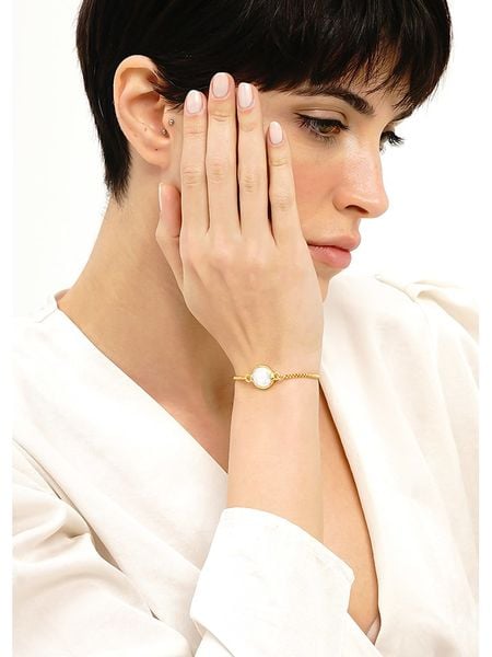 Pierres delicates Pozłacana bransoletka z masą perłową rozmiar: onesize. Białe bransoletki damskie Pierres delicates, pozłacane. Za 74.81 zł.