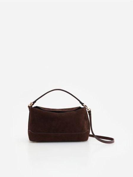 Zamszowa torebka - ciemnobrązowy. Brązowe torebki klasyczne damskie Reserved, bez wzorów, z zamszu, zamszowe, bez dodatków. Za 239.99 zł.