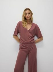 Dzianinowy t-shirt z modalu - koralowy. Pomarańczowe t-shirty damskie Reserved, l, bez wzorów, z dzianiny, bez kołnierzyka. W wyprzedaży za 49.99 zł.