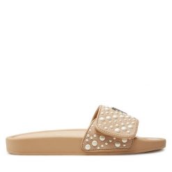 Klapki Guess. Brązowe klapki damskie Guess, z aplikacjami, bez obcasa. Za 369.99 zł.
