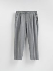 Spodnie straight z kantem - szary. Szare spodnie materiałowe męskie Reserved, bez wzorów, z tkaniny. Za 159.99 zł.