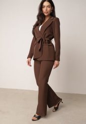 Brązowy Komplet Garniturowy Marynarka z Wiązanym Paskiem i Spodnie Falloria. Brązowe marynarki i żakiety damskie Born2be, bez wzorów. Za 219.99 zł.