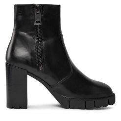 Botki Tamaris. Czarne botki damskie Tamaris, bez obcasa, na słupku, bez zapięcia. Za 569.99 zł.