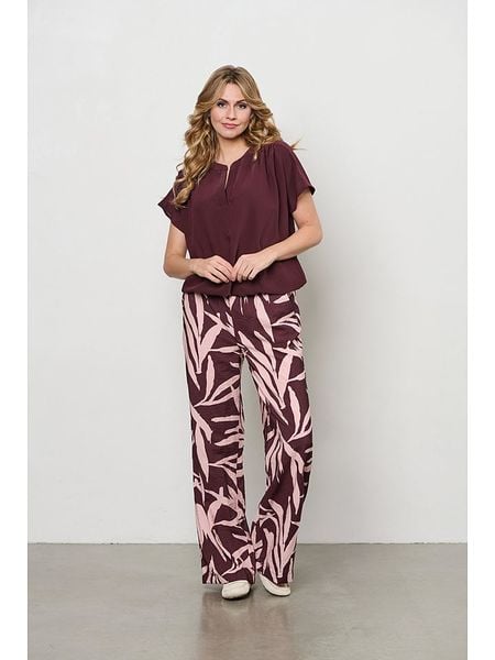 &Co Woman Spodnie w kolorze jasnoróżowo-bordowym rozmiar: L. Czerwone spodnie materiałowe damskie &Co Woman, bez wzorów, z materiału, z podwyższonym stanem. Za 113.63 zł.