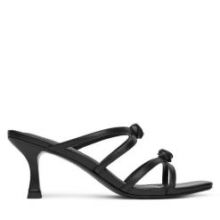 Klapki JENNY. Czarne klapki damskie Jenny, bez wzorów, bez obcasa. Za 119.99 zł.