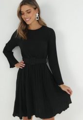 Czarna Sukienka Plisowana z Paskiem Flyne. Czarne sukienki damskie Born2be, bez wzorów, eleganckie, bez kołnierzyka, bez ramiączek, mini. W wyprzedaży za 95.99 zł.