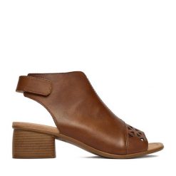 Sandały Remonte. Brązowe sandały damskie Remonte, bez wzorów, bez obcasa, na słupku. Za 379.99 zł.