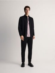Gładka koszula slim fit z wiskozą - czarny. Czarne koszule męskie Reserved, l, bez wzorów, z dzianiny, bez kołnierzyka, bez ramiączek. W wyprzedaży za 59.99 zł.