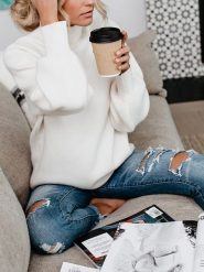 Milan Kiss Sweter w kolorze białym rozmiar: L. Białe golfy damskie Milan Kiss, l, bez wzorów, bez ramiączek. Za 122.38 zł.