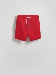 Szorty slim fit - czerwony. Czerwone szorty męskie Reserved, z bawełny, bez kołnierzyka. W wyprzedaży za 79.99 zł.