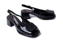 ARTIKER RELAKS 56C2426 czarny, sandały damskie. Czarne sandały damskie Artiker Relaks, z aplikacjami, bez obcasa, na obcasie. Za 269.90 zł.