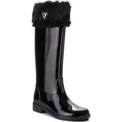 Kalosze GUESS - FLRBE3 RUB11 BLACK. Czarne kalosze damskie Guess, z aplikacjami, z materiału. W wyprzedaży za 269.00 zł.