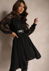 Czarna Sukienka Retro z Paskiem z Ekoskóry Ozdobiona Ażurową Koronką Nevelime. Czarne sukienki damskie Renee, m, w ażurowe wzory, z koronki, eleganckie, bez kołnierzyka, bez ramiączek, midi, dopasowane. W wyprzedaży za 175.99 zł.