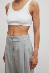 Krótki top z prążkowanej dzianiny w kolorze CLASSIC WHITE- LAGO-L. Białe topy damskie Marsala, l, bez wzorów, z bawełny, bez kołnierzyka. Za 89.90 zł.