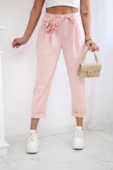 Spodnie Punto z ozdobnym kwiatem pudrowy róż. Czerwone spodnie materiałowe damskie KESI, z aplikacjami, z bawełny, eleganckie, plus size. Za 184.01 zł.