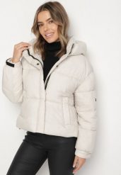 Biała Pikowana Kurtka Puffer z Kapturem i Kieszonką przy Rękawie Galieana. Białe kurtki damskie Born2be, l, bez wzorów, z dzianiny, z kapturem. Za 169.99 zł.