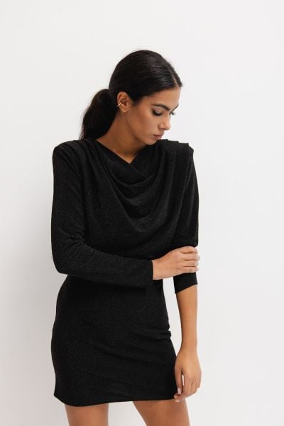 Sukienka z długim rękawem o klasycznym kroju w kolorze SHINY BLACK - COLLETTE-M. Czarne sukienki damskie Marsala, na imprezę, m, bez wzorów, z materiału, klasyczne, bez kołnierzyka, bez ramiączek, mini. W wyprzedaży za 99.95 zł.