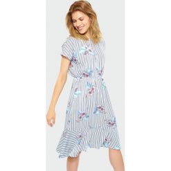 Sukienka z falbaną. Sukienki damskie Greenpoint, bez wzorów, z wiskozy, bez kołnierzyka, bez ramiączek. Za 59.99 zł.