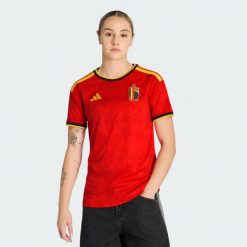 Koszulka podstawowa Belgia 26. Czerwone bluzki damskie Adidas, bez wzorów, sportowe, bez kołnierzyka, bez ramiączek. Za 439.00 zł.