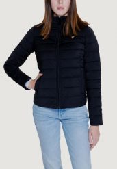 Kurtka puchowa Kobieta GUESS ACTIVE SOLID HEAVY DIANN PUFFER. Czarne kurtki damskie Guess Active, s, z aplikacjami, z jeansu, bez kaptura. Za 482.40 zł.