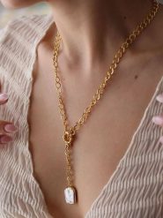 L'Atelier de Gaia Pozłacany naszyjnik z zawieszką - dł. 47 cm rozmiar: onesize. Białe naszyjniki damskie L'Atelier de Gaia, pozłacane. Za 56.99 zł.