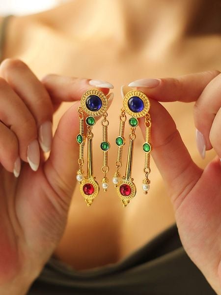 Pierres de Jade Pozłacane kolczyki-wkrętki z cyrkoniami i perłami rozmiar: onesize. Czerwone kolczyki damskie Pierres de Jade, z cyrkonią, pozłacane. Za 43.99 zł.