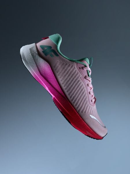 4F Buty do biegania AERIX damskie - koralowe 41. Pomarańczowe obuwie do biegania damskie 4f. Za 399.99 zł.
