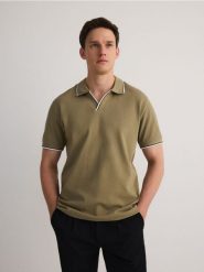 Koszulka polo regular fit - zielony. Zielone koszulki polo męskie Reserved, l, bez wzorów, z dzianiny, bez ramiączek. W wyprzedaży za 69.99 zł.