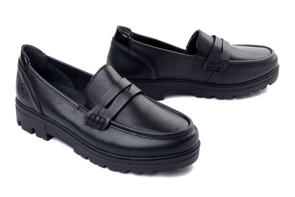 Rieker 43050-01 black, półbuty damskie. Czarne półbuty damskie Rieker, bez wzorów, ze skóry, bez obcasa. Za 399.90 zł.