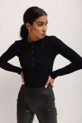 Dopasowany top z dekoltem na zatrzaski w kolorze DEEP BLACK skin peach - MOODY NAP-XL. Czarne topy damskie Marsala, s, bez wzorów, z bawełny, bez kołnierzyka. Za 179.90 zł.