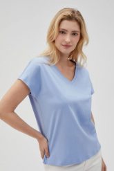 Bawełniny t-shirt z dekoltem w serek niebieski. Niebieskie t-shirty damskie MOODO, l, bez wzorów, z bawełny, bez kołnierzyka. Za 29.99 zł.