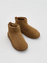 Zamszowe śniegowce - brązowy. Brązowe buty zimowe męskie Reserved, ze skóry, bez zapięcia. Za 169.99 zł.