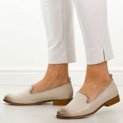 Beżowe półbuty damskie Potocki 19337. Brązowe półbuty damskie POTOCKI, bez wzorów, z jeansu, biznesowe, z okrągłym noskiem, bez obcasa, na płaskiej podeszwie. Za 179.00 zł.