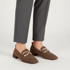 Półbuty damskie S.Barski, cholewka skóra naturalna zamszowa fason wsuwany kwadratowy nosek metalowa ozdoba na podbiciu niski stabilny obcas minimalis. Brązowe półbuty damskie S.BARSKI, z aplikacjami, ze skóry, bez obcasa, na obcasie. Za 389.00 zł.