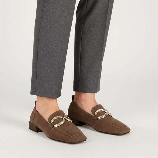 Półbuty damskie S.Barski, cholewka skóra naturalna zamszowa fason wsuwany kwadratowy nosek metalowa ozdoba na podbiciu niski stabilny obcas minimalis. Brązowe półbuty damskie S.BARSKI, z aplikacjami, ze skóry, bez obcasa, na obcasie. Za 389.00 zł.